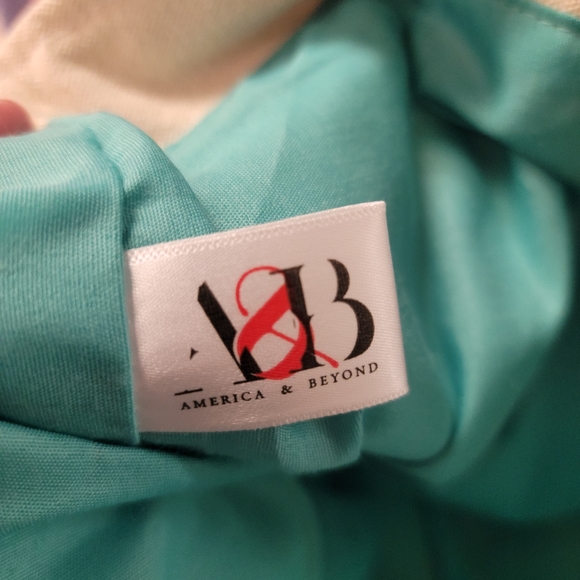 America & Beyond Daphne Beaded Tote Bag w/tassel - Picture 4 of 13